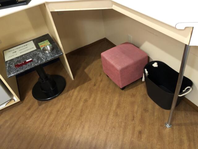 HOTEL アムール(台東区/ラブホテル)の写真『202号室　小さな椅子と荷物入れのバケット』by みこすりはん