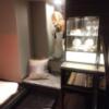 HOTEL VARKIN 池袋西口店(豊島区/ラブホテル)の写真『702号室　ベッドと一体のソファ、棚』by beat takeshi