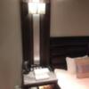 HOTEL VARKIN 池袋西口店(豊島区/ラブホテル)の写真『702号室　ベッド脇のカウンター』by beat takeshi