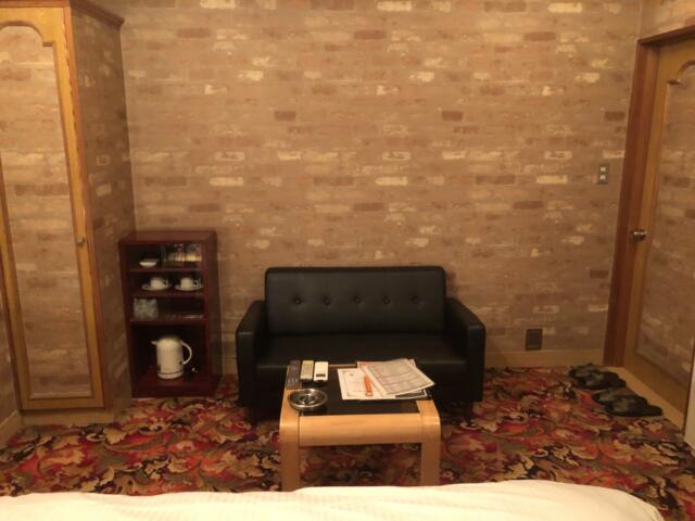 Hotel Sun Pearl（サンパール）(川越市/ラブホテル)の写真『302号室 テーブルと椅子』by サトナカ