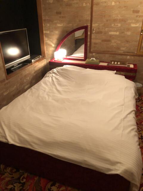 Hotel Sun Pearl（サンパール）(川越市/ラブホテル)の写真『302号室（７）ベッド全景』by サトナカ