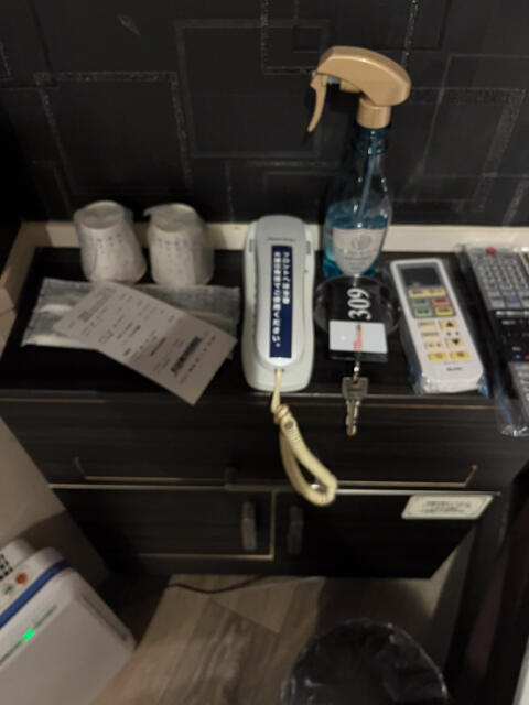 HOTEL HERME（エルメ）(渋谷区/ラブホテル)の写真『309号室　棚の上の備品』by INA69