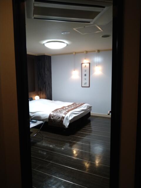 Hotel White City 23(渋谷区/ラブホテル)の写真『501号室 室内へのドアを開けてすぐの景色』by なめろう