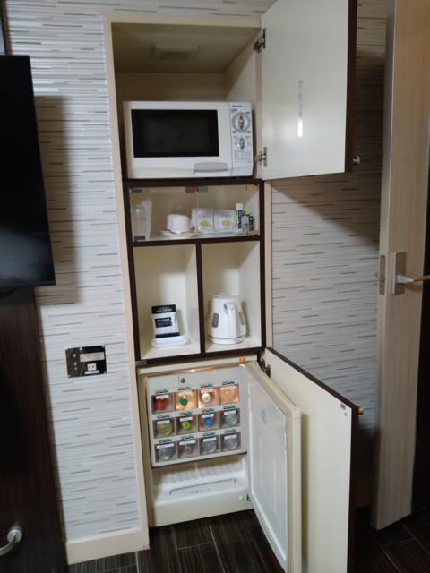 Hotel White City 23(渋谷区/ラブホテル)の写真『501号室 上から電子レンジ、食器類、ポット、販売用冷蔵庫』by なめろう