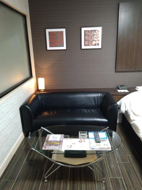 Hotel White City 23(渋谷区/ラブホテル)の写真『501号室 ソファーとテーブル』by なめろう