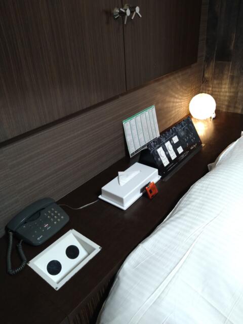 Hotel White City 23(渋谷区/ラブホテル)の写真『501号室 ベッド枕元に照明、BGMのスイッチ類、ティッシュ、コンドーム』by なめろう