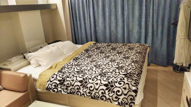 HOTEL GRANSKY（グランスカイ）(墨田区/ラブホテル)の写真『308号室 ベッド周辺（４）』by 午前３時のティッシュタイム