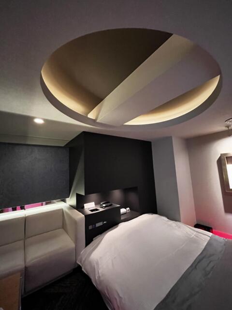 GRAND CHARIOT(グランシャリオ)(新宿区/ラブホテル)の写真『508号室 ベッドとソファー』by ayase