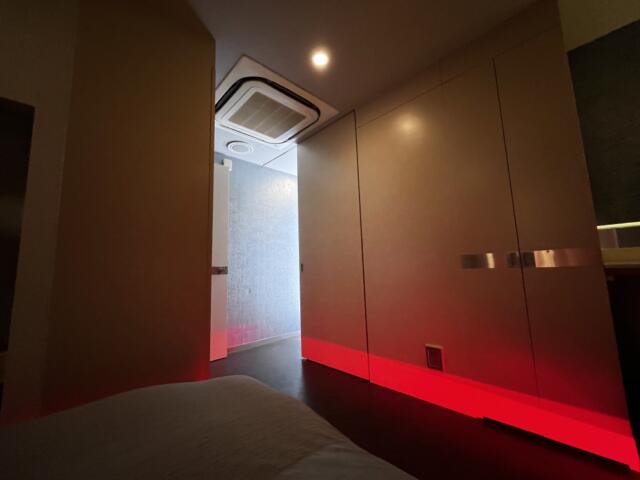 GRAND CHARIOT(グランシャリオ)(新宿区/ラブホテル)の写真『508号室 ベッドから入り口方向』by ayase