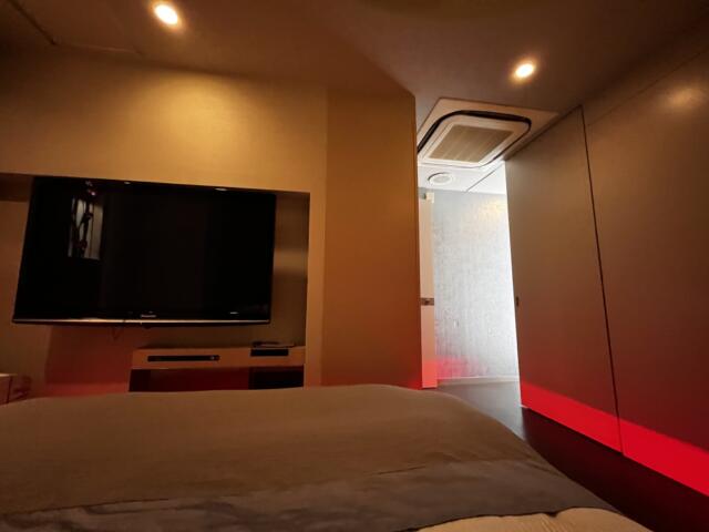 GRAND CHARIOT(グランシャリオ)(新宿区/ラブホテル)の写真『508号室 ベッド前のテレビ』by ayase