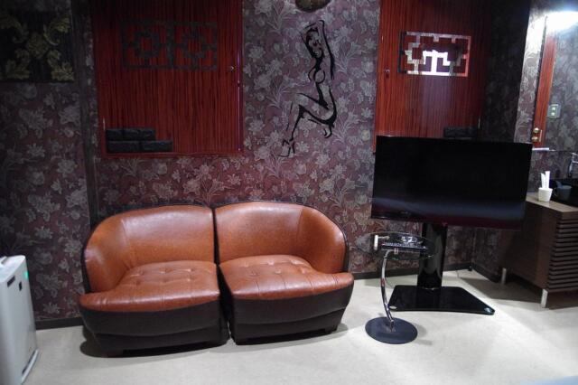 モティー(渋谷区/ラブホテル)の写真『304号室　ソファー、丸テーブル、テレビ』by マーケンワン