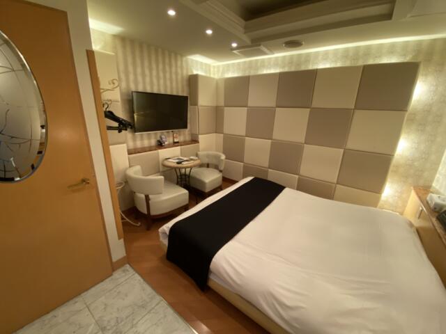 HOTEL STELLATE(ステラート)(新宿区/ラブホテル)の写真『202号室、ベッドの足側にテーブルと椅子、近くにコンセントあり』by トマトなす