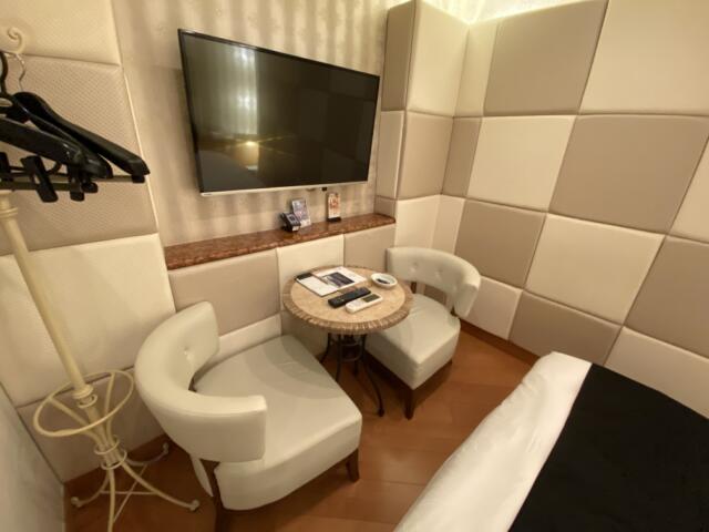 HOTEL STELLATE(ステラート)(新宿区/ラブホテル)の写真『202号室、テーブルと椅子』by トマトなす