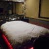 HOTEL G(久留米市/ラブホテル)の写真『210号室のベッド。部屋自体はやや狭い。二人では充分かもしれない。』by 猫饅頭