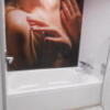 HOTEL G(久留米市/ラブホテル)の写真『210号室の浴室。壁には大胆な写真でリニューアルされている。』by 猫饅頭