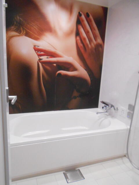 HOTEL G(久留米市/ラブホテル)の写真『210号室の浴室。壁には大胆な写真でリニューアルされている。』by 猫饅頭