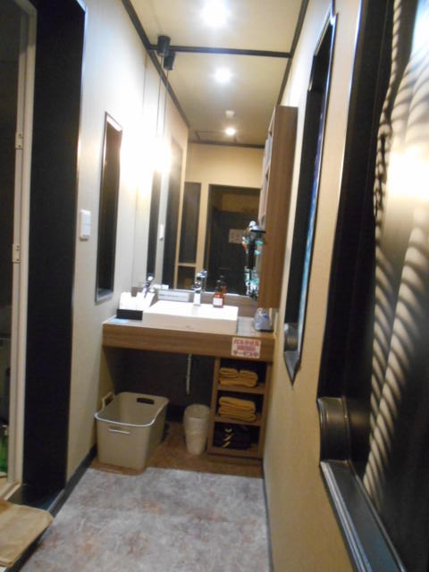 HOTEL G(久留米市/ラブホテル)の写真『210号室の洗面台。ほぼすべての必要物品が揃っている。』by 猫饅頭