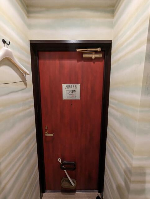 HOTEL KATSURA(カツラ)(台東区/ラブホテル)の写真『401号室 扉』by ひこべえ