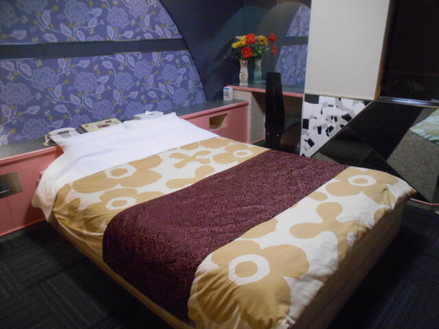 HOTEL MANOA GARDEN（マノアガーデン）(武雄市/ラブホテル)の写真『105号室のベッド。中央に配置してあり、とても使いやすい。』by 猫饅頭