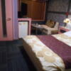 HOTEL MANOA GARDEN（マノアガーデン）(武雄市/ラブホテル)の写真『105号室の室内。奥にソファと大型ＴＶ、その前に冷蔵庫がある。』by 猫饅頭