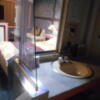 HOTEL MANOA GARDEN（マノアガーデン）(武雄市/ラブホテル)の写真『105号室の洗面台。鏡からガラスに変更され、ベッドが覗けるようになった。』by 猫饅頭