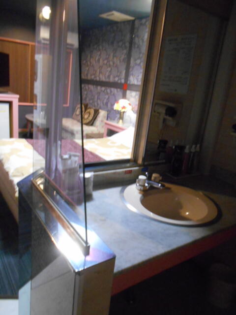 HOTEL MANOA GARDEN（マノアガーデン）(武雄市/ラブホテル)の写真『105号室の洗面台。鏡からガラスに変更され、ベッドが覗けるようになった。』by 猫饅頭