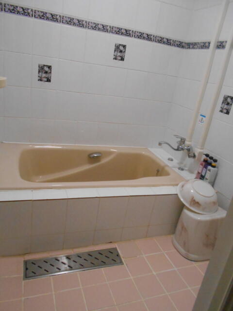 HOTEL MANOA GARDEN（マノアガーデン）(武雄市/ラブホテル)の写真『105号室の浴室。やや狭い感じがするが、ヌルヌルの温泉水が出ている。』by 猫饅頭