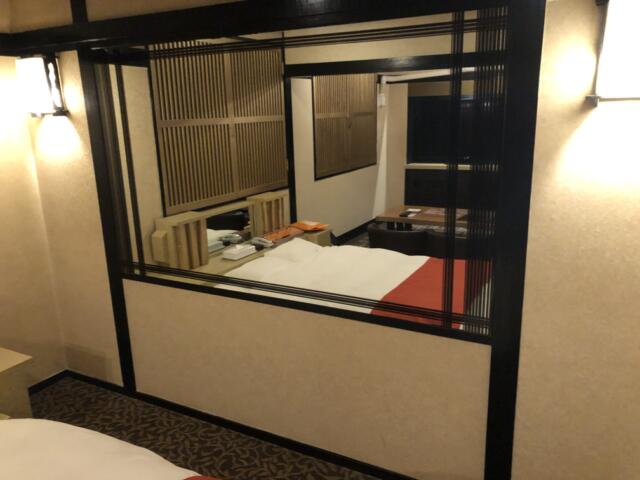 HOTEL TIFFANY（ティファニー）(名古屋市中村区/ラブホテル)の写真『６０５号室　ベッドの横の大きい鏡』by くんにお