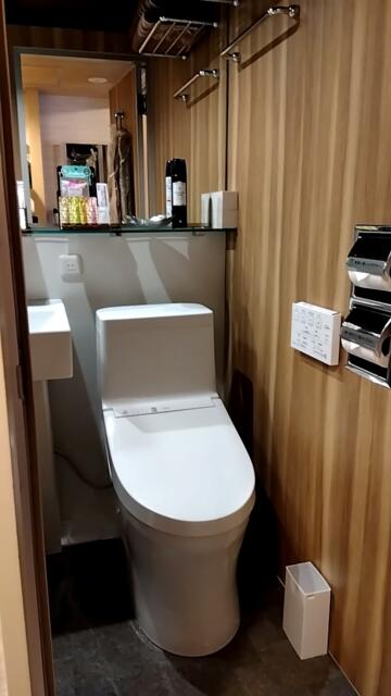バリアンリゾート新宿グランピング店(新宿区/ラブホテル)の写真『874号室（トイレ。左に浴室）』by ＪＷ