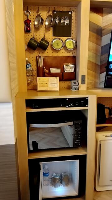 バリアンリゾート新宿グランピング店(新宿区/ラブホテル)の写真『874号室（電子レンジ、持込冷凍庫。無料水２本あり）』by ＪＷ
