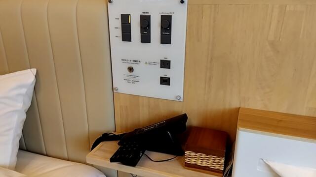 バリアンリゾート新宿グランピング店(新宿区/ラブホテル)の写真『874号室（ベッド横。小箱内にゴム×2）』by ＪＷ