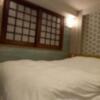 HOTEL OPERA (オペラ)(新宿区/ラブホテル)の写真『501号室　ベッド回りにはスペースがありません。窓からは光が入りません。』by angler