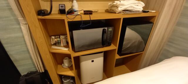 HOTEL OPERA (オペラ)(新宿区/ラブホテル)の写真『501号室　レンジ　冷蔵庫ともに鏡面仕上げなので、うまく使うと面白い。』by angler