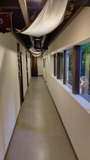 HOTEL BaliBali 松戸(松戸市/ラブホテル)の写真『306号室利用、ﾊﾞﾘを模した廊下です。(23,9)』by キジ