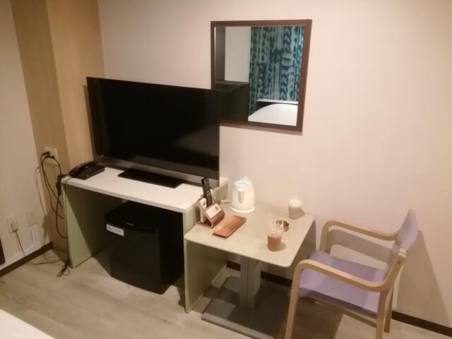 HOTEL BaliBali 松戸(松戸市/ラブホテル)の写真『306号室、TVと机などです。(23,9)』by キジ