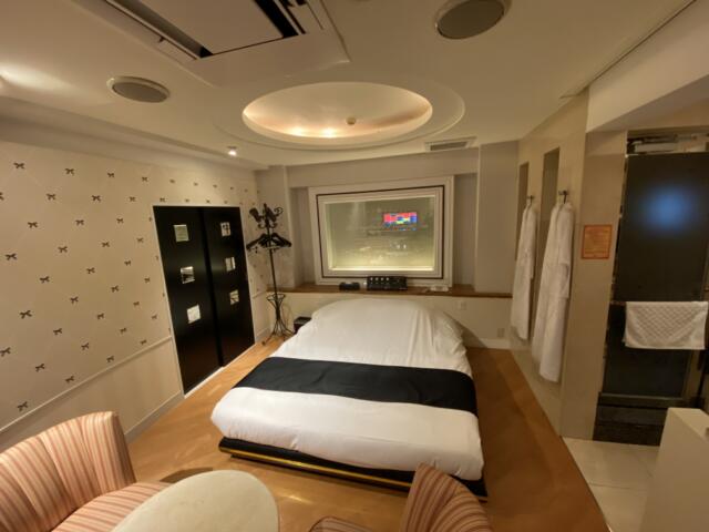 HOTEL STELLATE(ステラート)(新宿区/ラブホテル)の写真『502号室、入口側からベッド』by トマトなす