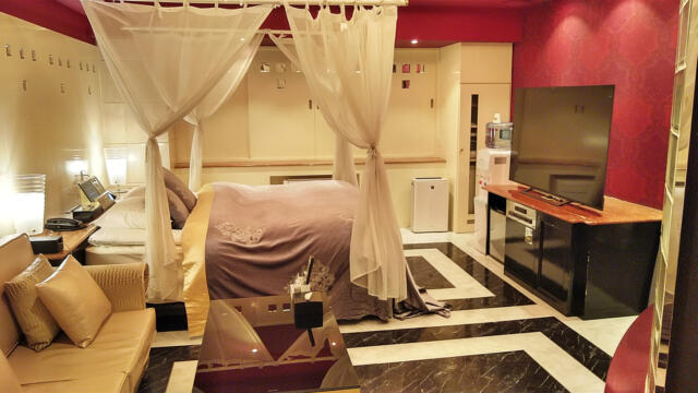 HOTEL RAY FIELD(墨田区/ラブホテル)の写真『401号室 ベッド周辺（４）』by 午前３時のティッシュタイム