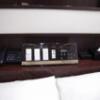 池袋セントラルホテル(豊島区/ラブホテル)の写真『202号室　枕元の設備』by マーケンワン