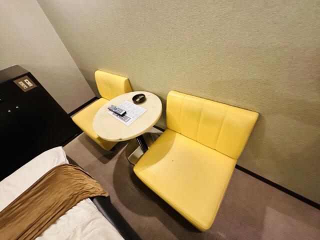 ラックス(台東区/ラブホテル)の写真『505号室ソファーとテーブル』by miffy.GTI