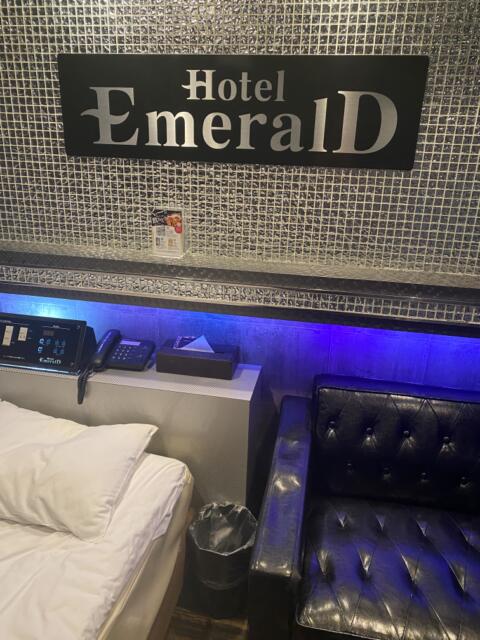 HOTEL EMERALD（エメラルド）(品川区/ラブホテル)の写真『602号室　ホテルロゴとソファー』by たんげ8008