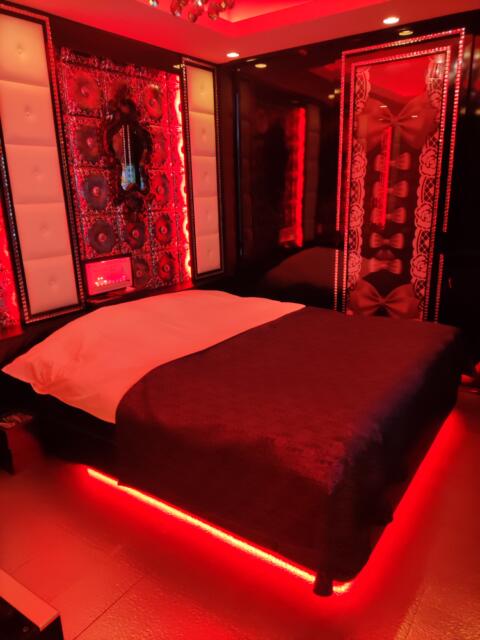 SARA 川越(川越市/ラブホテル)の写真『406号室 ベッド　部屋全体的に赤い部屋です』by じんだいじ