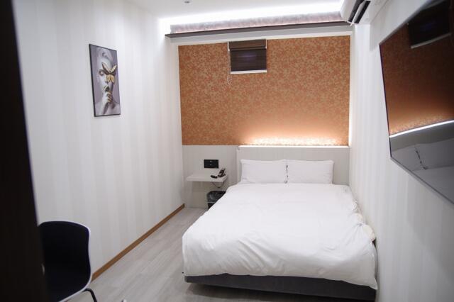 HOTEL MOND　大宮(さいたま市大宮区/ラブホテル)の写真『B402号室　ベッドエリア』by マーケンワン