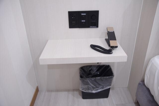 HOTEL MOND　大宮(さいたま市大宮区/ラブホテル)の写真『B402号室　ベッドサイドの設備』by マーケンワン