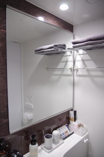 HOTEL MOND　大宮(さいたま市大宮区/ラブホテル)の写真『B402号室　大型の鏡とバスタオル』by マーケンワン
