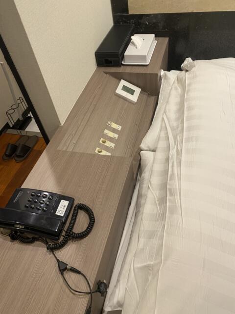 HOTEL grandir(ｸﾞﾗﾝﾃﾞｨｰﾙ)(横浜市南区/ラブホテル)の写真『601号室(ベッド傍照明スイッチ、電話)』by こねほ