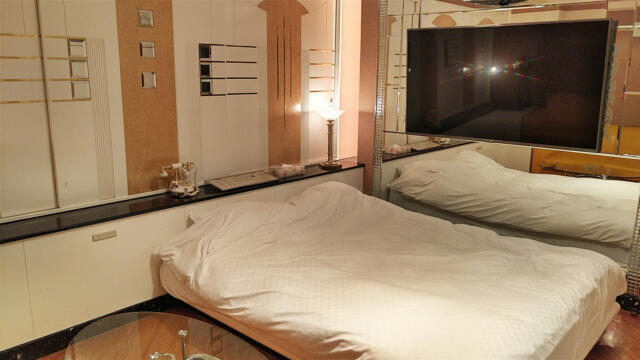 ラモード新宿(新宿区/ラブホテル)の写真『211号室 ベッド周辺（４）』by 午前３時のティッシュタイム