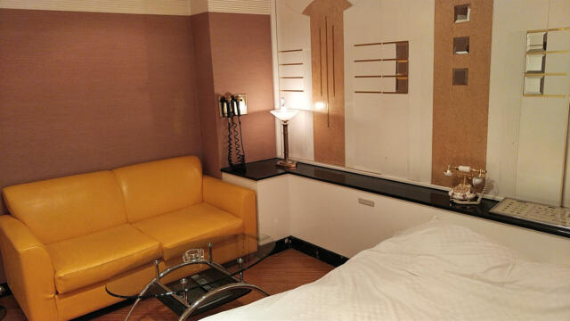 ラモード新宿(新宿区/ラブホテル)の写真『211号室 ベッド周辺（３）』by 午前３時のティッシュタイム