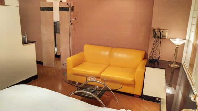 ラモード新宿(新宿区/ラブホテル)の写真『211号室 ベッド周辺（２）』by 午前３時のティッシュタイム
