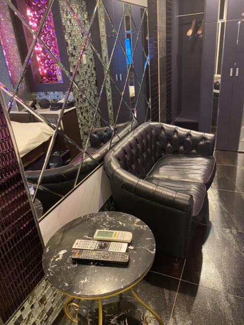 Hotel Queen(クィーン)(豊島区/ラブホテル)の写真『506号室　ソファー&amp;テーブル』by たんげ8008
