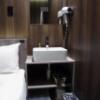 Petit HOTEL mio（ミオ）(さいたま市大宮区/ラブホテル)の写真『06号室　ベッドサイドの洗面台』by マーケンワン